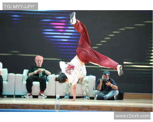 成都街舞队在攀岩联赛中的逆袭之旅展现团队精神与不屈斗志 成都街舞队在攀岩联赛中的逆袭之旅展现团队精神与不屈斗志