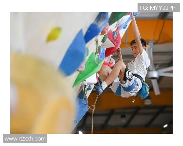 深圳攀岩队与南京攀岩队赛后复盘分析团队配合与战术执行情况